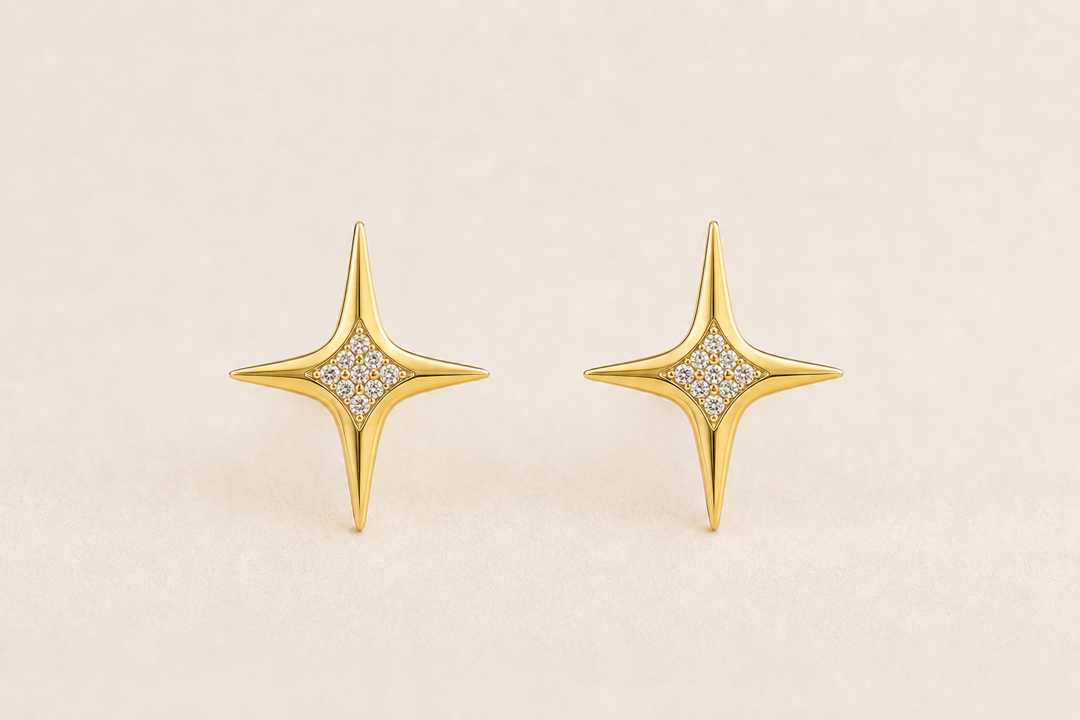 עגילי LUMI — THE SIGNATURE STAR בזהב צהוב עם יהלומים לבנים